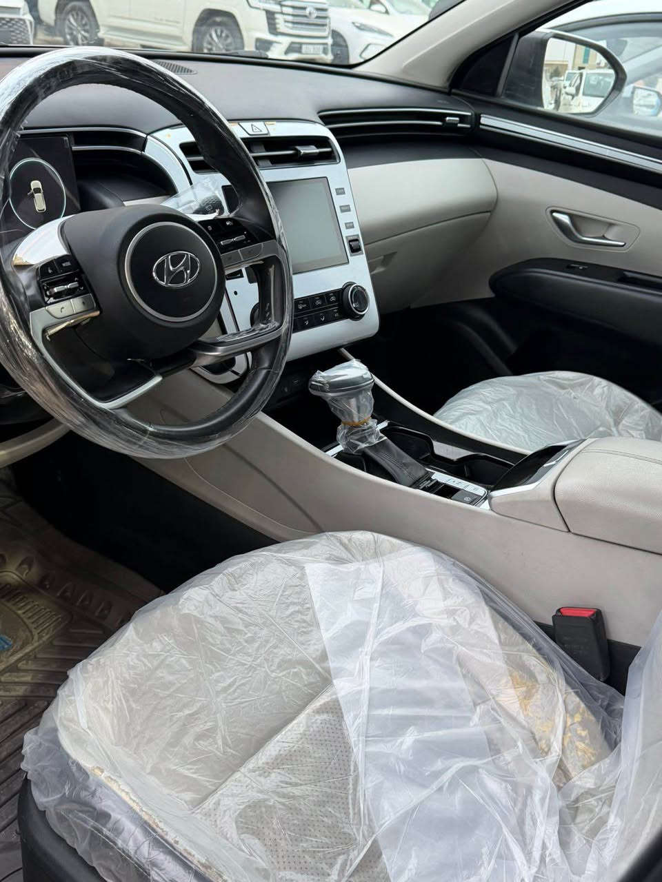 هونداي توسان خليجي موديل 23 للبيع ماشيه 18 km السعر 210  $ 

السياره كفاله عامه 

المواصفات : 

بصمه تشغيل - تشغيل عن بعد - حساس أمامي خلفي بلادي - كامره خلفيه دواره بلادي- تحكمات 
شاشه كبيره لمس - داخل لونين - أشاره بلمري +شفط كهرباء  - تبريد أمامي خلفي - حاجب زنون نهاري ليلي
لايت عدسه عالي ناصي زنون - حجم المحرك 2000 دوش
كشنات السائق وصدر كهرباء - بردات خلفيه 
سايد بريك كهربائي - نفكيشن -  3انظمه قياده
حجم الويل 18 كروم - عداد الكتروني 

السعر 210  ورقه وبيها مجال مكاني حله *********** حلة, بابل
