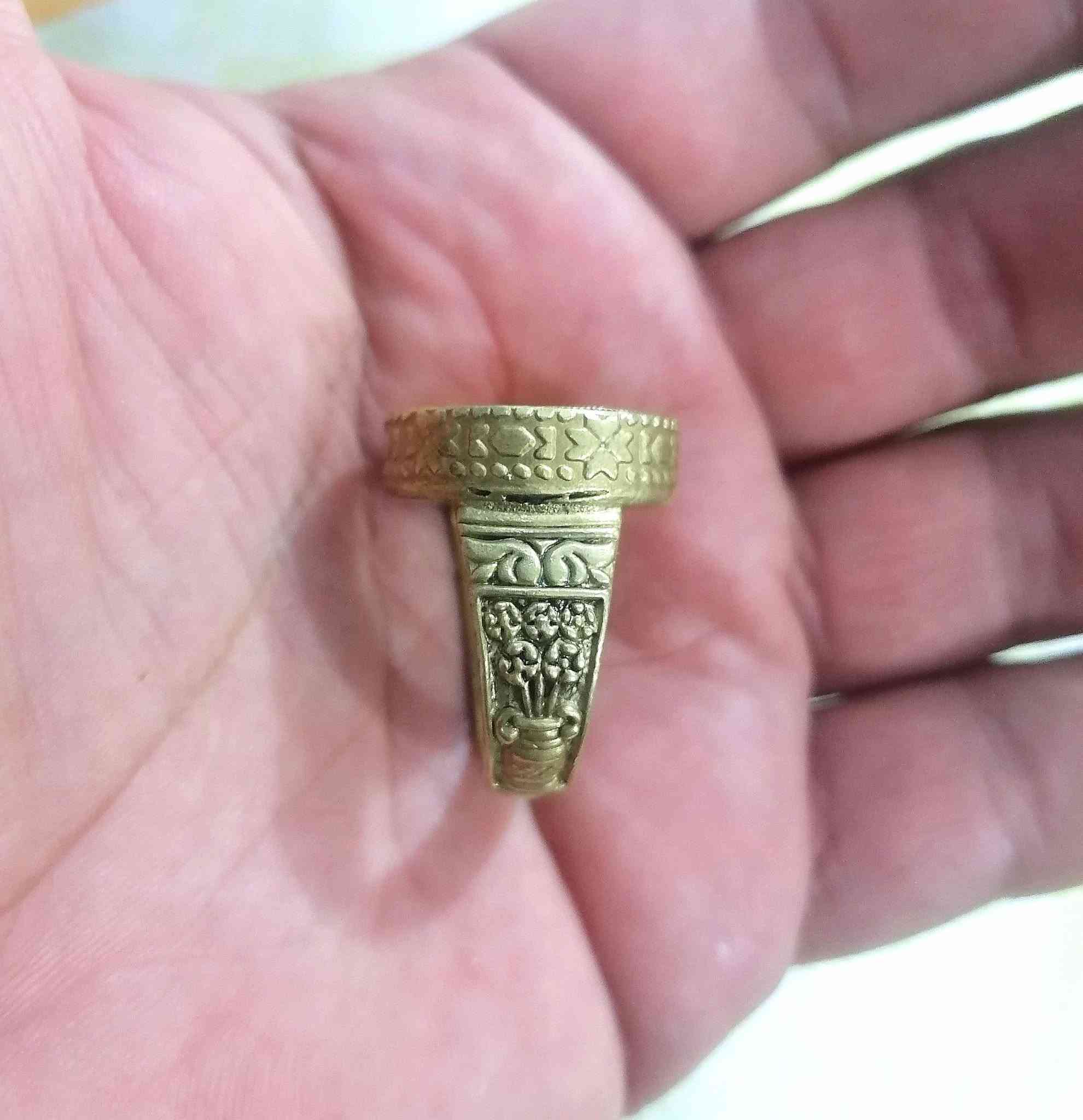 خواتم نحاس قديمات عدد 2
خاتم متوج ب عملة معدنية قديمة قياس 26
الخاتم الثاني متوج بميدالية من عشرينات القرن الماضي قياس 23 تفاصيل الميداليا موجود داخل الصور
يتوفر توصيل


**إذا كنت صاحب هذا الإعلان وتريد حذفه لأي سبب، رجاءا أرسل رسالة إلى الدعم الفني**