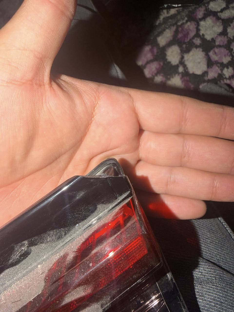 السلام عليكم
*مسطرة خلفية كراون خلفيه 23-26 
تفصيخ امريكي بيها ضرر بسيط موضح بالصور واغلب قطعها المكسوره وياها 
* علامة خلفيه كامله مع القاعدة 
***********
