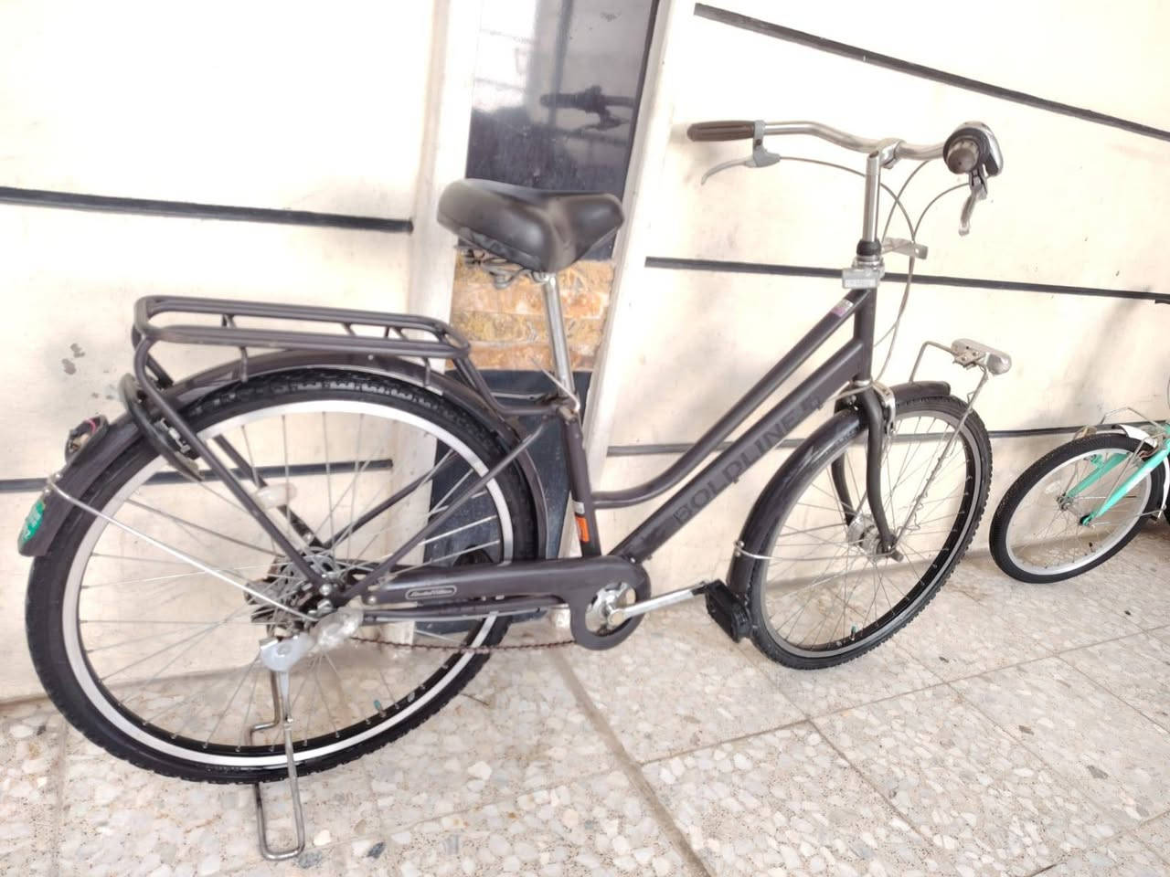 السلام عليكم ورحمة الله وبركاته
بيسكل بناتي حجم ٢٦ تاير عريض أوزان 
باله ياباني النضافه فول  
ماركه ( BOLDLINE) 
 سيبايه عضم اصلي
السعر (  160  الف ) 
كير دفن ٣ نمر شيمانو مختم 
موديل حديث ٢٠٢٢ زيرو 
 كير وحساس شغال فول
حساس شيمانو بطيخه شيمانو  
لون ميمز فيلي القطعه مختمه 
تاير عريض أوزان يتحمل وزن 
كشن طبي اصلي أوزان 
فول موصفات قطعه نضيفه 
العنوان بغداد منطقة الحبيبيه 
هاتف *********** 
الاستفسار واتساب
