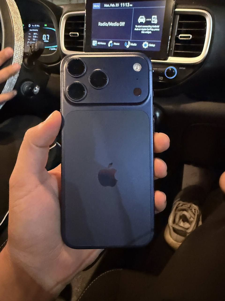 سلام عليكم
17 برو ماكس نيلي نظافه 100‎%‎ كامل مع جميع ملحقاته 
اي سم شريحه الالكترونيه 
ذاكره 256 
كامل مع الكارتونه
بطاريه 100‎%‎ وبعده بالضمان مشحون 41 مره فقط
مكاني بغداد الدوره 
***********
