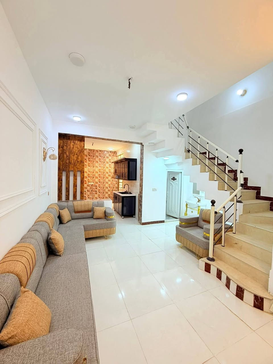 ياالله 

يوجد لدينا بيت للبيع حي ميسان خلف سكله الكرعاوي مساحه 100متر يحتوي على غرفه وصاله واستقبال ومطبخ وصحيات صب كونكريت ارضيه بورسلين جدران سيراميك سقوف لبخ بورك إلسعر المطلوب 51مليون عراقي قابل للتفاوض 

للاستفسار والمعلومات الاتصال بنا ع الارقام التاليه 

***********

***********

***********

او مراجعه مكتب ألروان للوساطه العقاريه والمقاولات العامه 

عنوان المكتب حي ميسان ع الشريط قرب صيدليه الشراع مقابل الاستداره مباشر 

عندك بيت عرصه للبيع راسلنه وات ساب وتدلل
