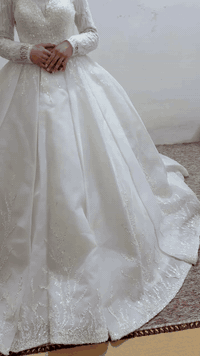 بدلة عرس للبيع بسعر 250الف ملبوسه بس مرتين  للطلب والاستفسار المراسله ...