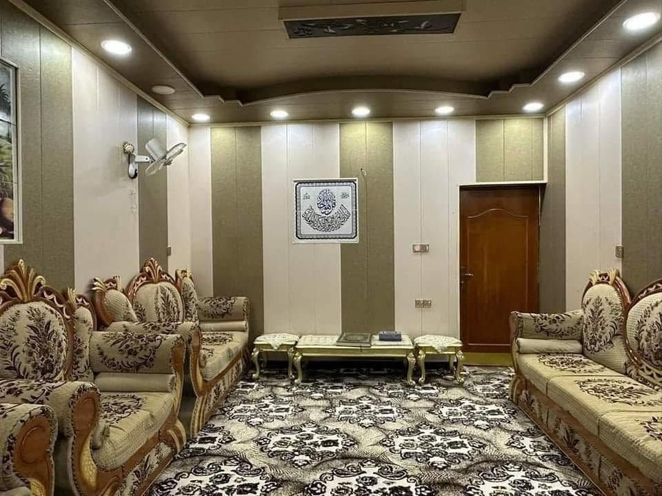 السلام عليكم دار للبيع 🏠 
   المساحة 212 متر  طابو صرف 

الطابق الاول يحتوي على 

غرفة نوم واحدة 
كلدور كبير 
صاله 
مطبخ 
كراج سيارات 
صحيات خارجية وداخلية 

الطابق الثاني 
غرفتين نوم 
وكلدور وسطح ناصي وسطح عالي 

العنوان بابل شارع 80 كربلاء مجاور مستشفى المستقبل 

للاستفسار ***********
