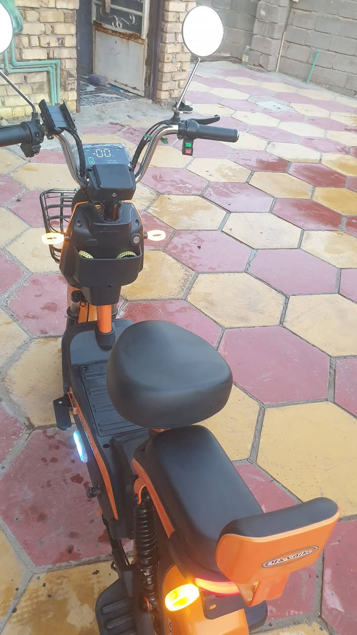 السلام عليكم 
دراجه للبيع حجم وسط صار شهر و نص من أشتريته 
السرعه :60
قفل تاير  مانع انزلاق دبل أمامي خلفي و شوف عينكم بعده جديده 
السعر 300 مع المجال للشراي فقط  العنوان حي العسكري شارع 30
***********
