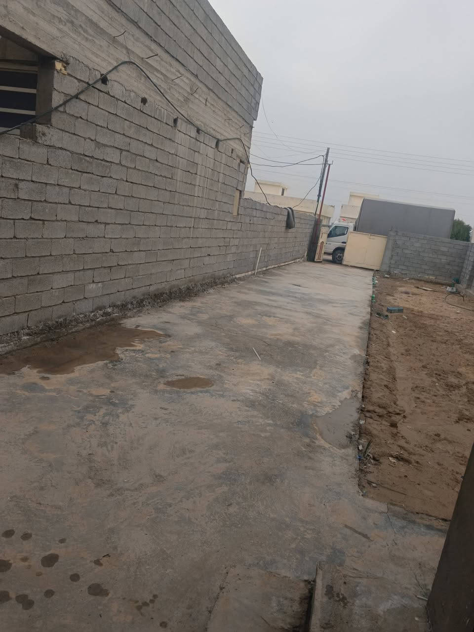 السلام عليكم بيت مساحته 300متر بناء ٨٠متر واجهة 8ونص نزال 35 يحتوي على غرفه نوم واحده واستقبال ومطبخ وصحيات 2كامل بس ما مكيش الصحيات سيراميك كاملات طابو زراعي سند 25 هورجب شارع المنتجع السعر 60وبي للاستفسار اتصل ***********

