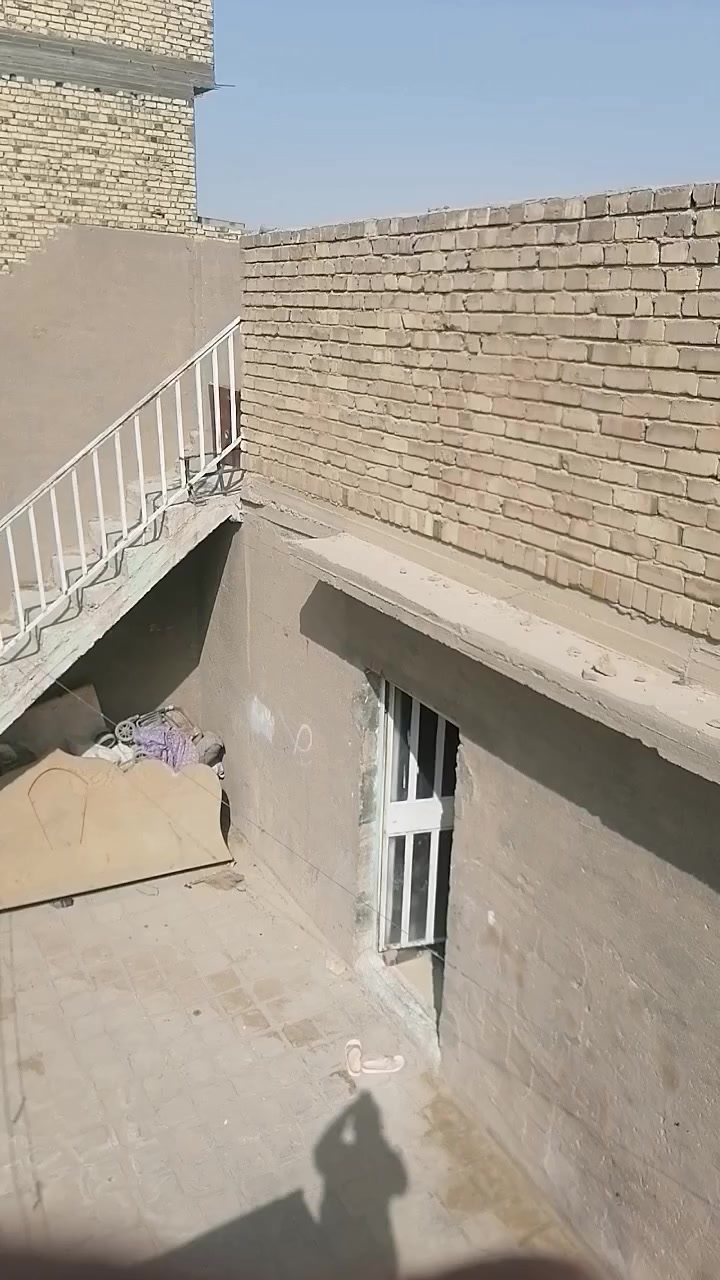 #بيت_للبيع 200متر طابقين طابو صرف يتكون من 4 غرف وستقبال وصاله و صحيات خارجيه وداخليه وفوق وجوه ومطبخ و صاله بالطابق الثاني للعلم الطابق الارضي عوزه ارضيه تعبانه موقع شارع100 قرب تقاطع الطهمازيه حلويات قصر الشام كما موضح بالفيديو #السعر250 بي مجال***********
