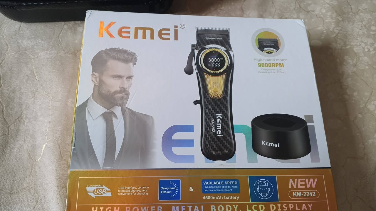 السلام عليكم
ماكنه حلاقه من ماركة كيمي الاصليه شرط  تحكم شاشة 

اخر اصدار كاربون فايبر  موديل 2242

حجم البطارية 4500ملي امبير 

اعلى سعر ابيع

***********
