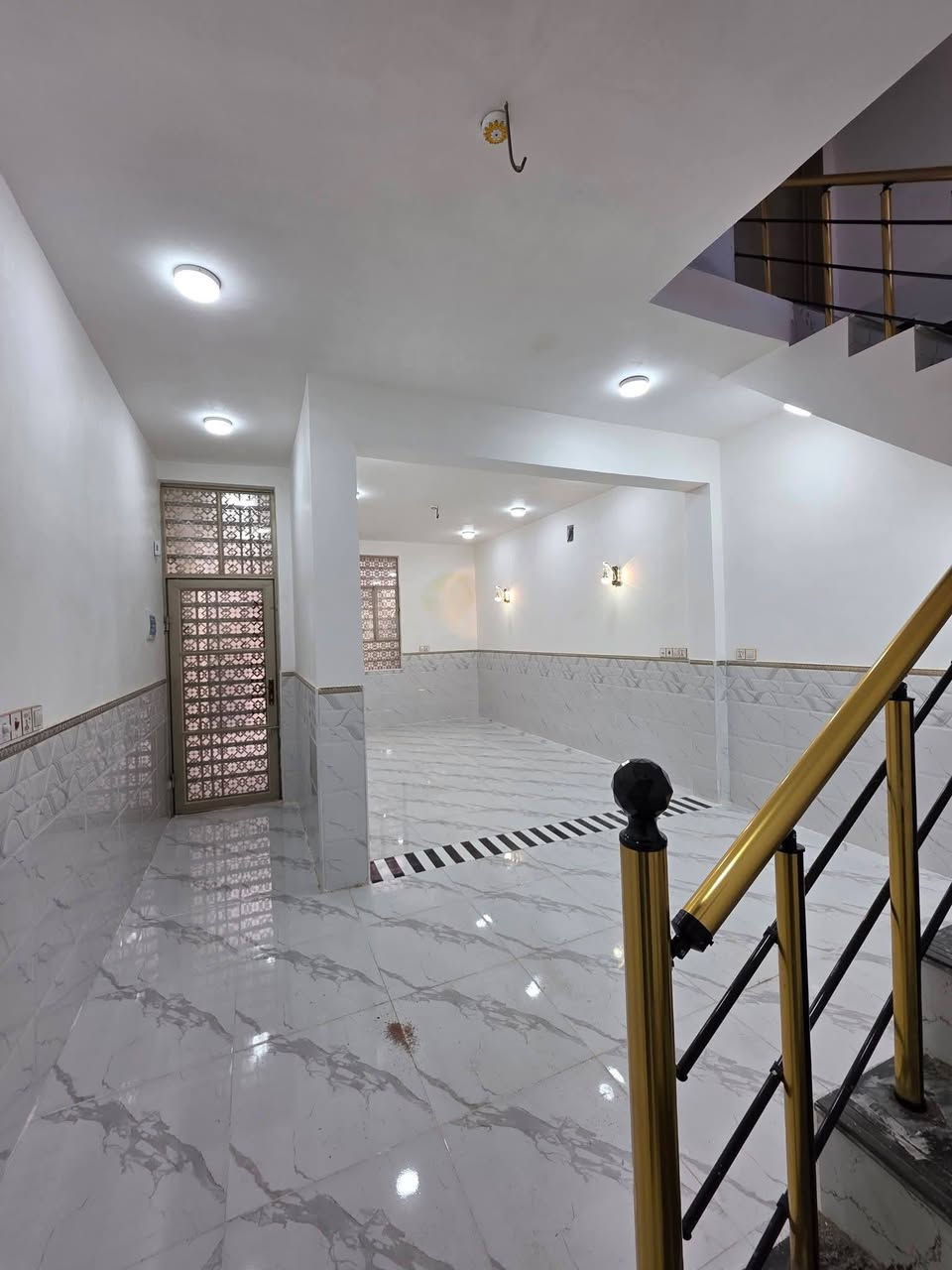 السلام عليكم بيت للبيع 100م طابق واحد 1⃣

في حي النداء شارع جامعة الكفيل 
شريط الموضفين مقابيل مجمع الاميرات 

يحتوي عل غرفه وصالة ومطبخ  واستقبال 
بناء درجة اولئ كونكريت مسلح فول جديد ما مسكون 
 تمليك بلدي حر سند باسمك مداور 
السعر 70 مليون  💵

للاستفسار ***********
مكتب الموسوي للعقار
