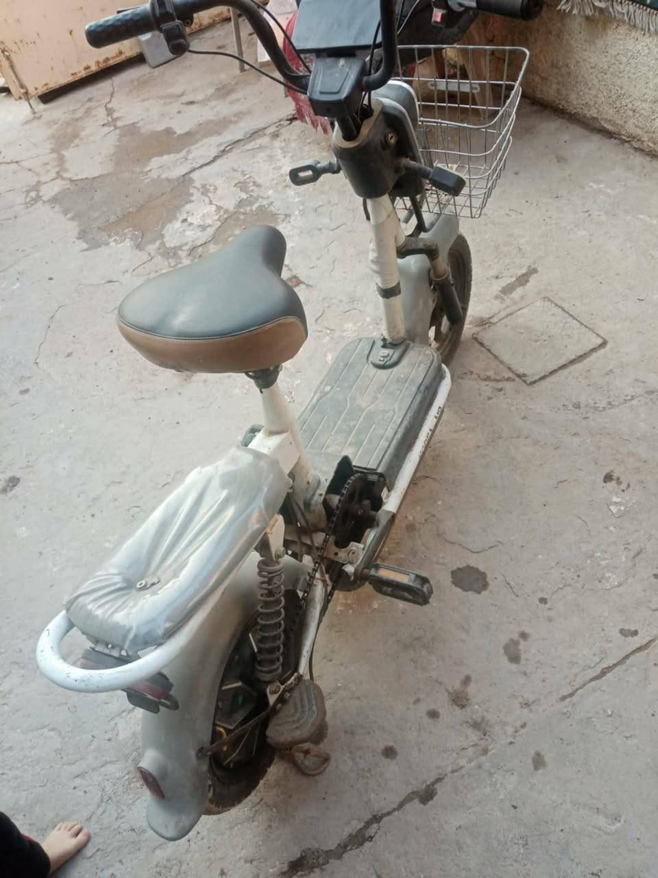 سلام عليكم دراجة شحن للبيع كهربائيات كلها شغالة لايت شاشة اشاير هورن تمشي من30 الى40 كيلو السعر 175 وبيها مجال مكاني بغداد مدينة الصدر ***********
