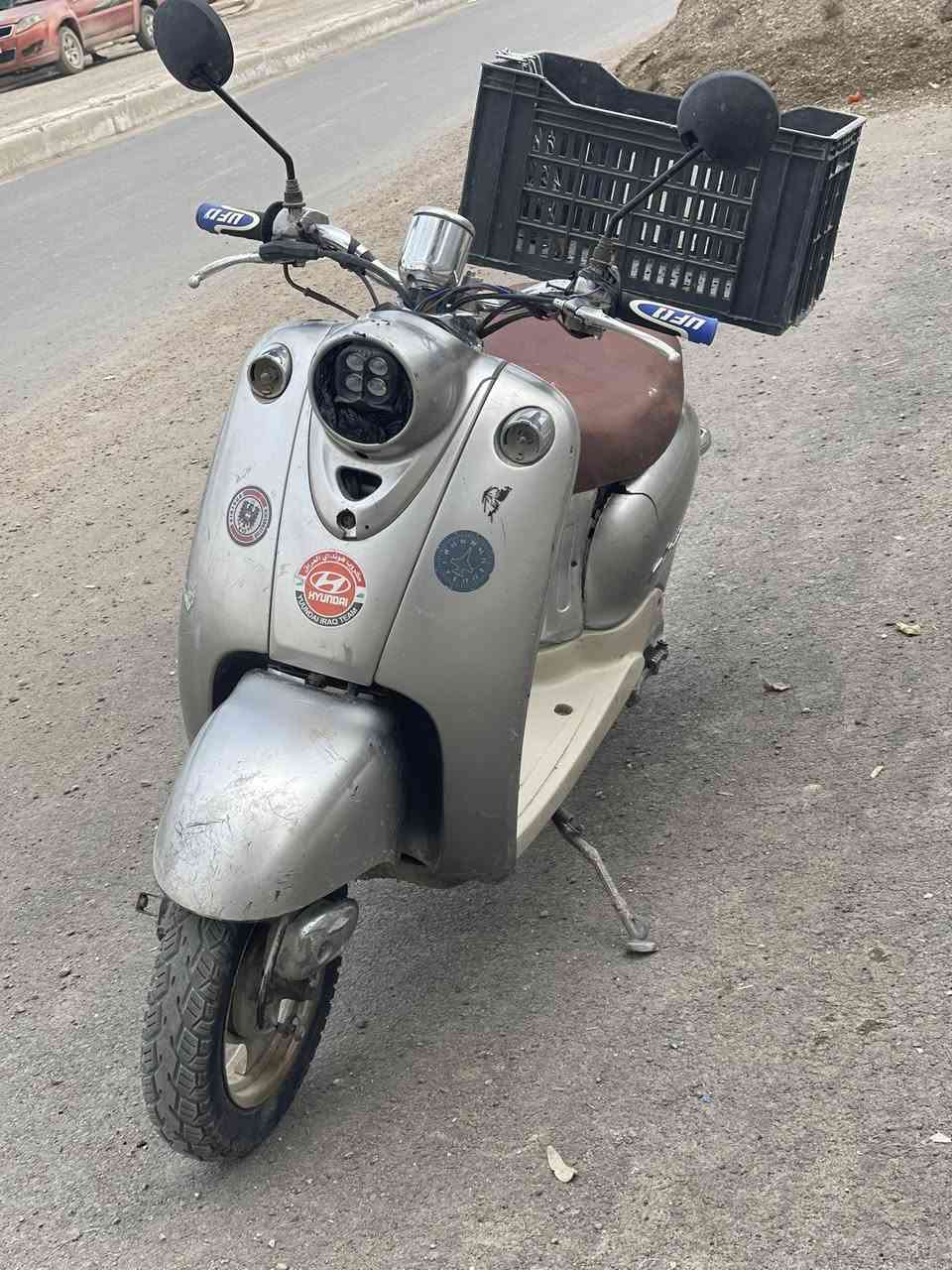 سلام عليكم عندي دراجه كلاسك 60دراجه نكره سلف خير من الله كما موضح بصور ما صار شهر من بدلتلها مكينه مال رمبه والمكينه كفاله عامه (الدهن وحد والبانزين وحد) +دبلات امامي جدد +تاير جوبلس جديد +كابريتر جديد +بنزات بريك خلفي جدد +كتف شحن جديد يعني تاخذ الدراجه ربع ما ذب عليها السعر 250 وبيها مجال شي قليل *********** هاذ الرقم بي واتساب مكاني بغداد ناحيه الرشيد رجاءً الموشراي  لا يتصل .
