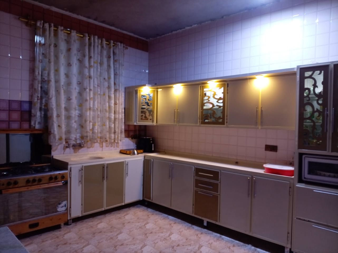 السلام عليكم
دار للبيع كوت حي الخضراء طابو صرف زراعي  المساحه 250 متر يحتوي 2 غرف نوم وهول حولي كبير واستقبال ومطبخ وثلاث صحيات وثلاث حمامات وحديقه كبيره وبيتونه طابق ثاني مع حمام طابق ثاني رقم الهاتف للتواصل مع صاحب المنزل ***********
