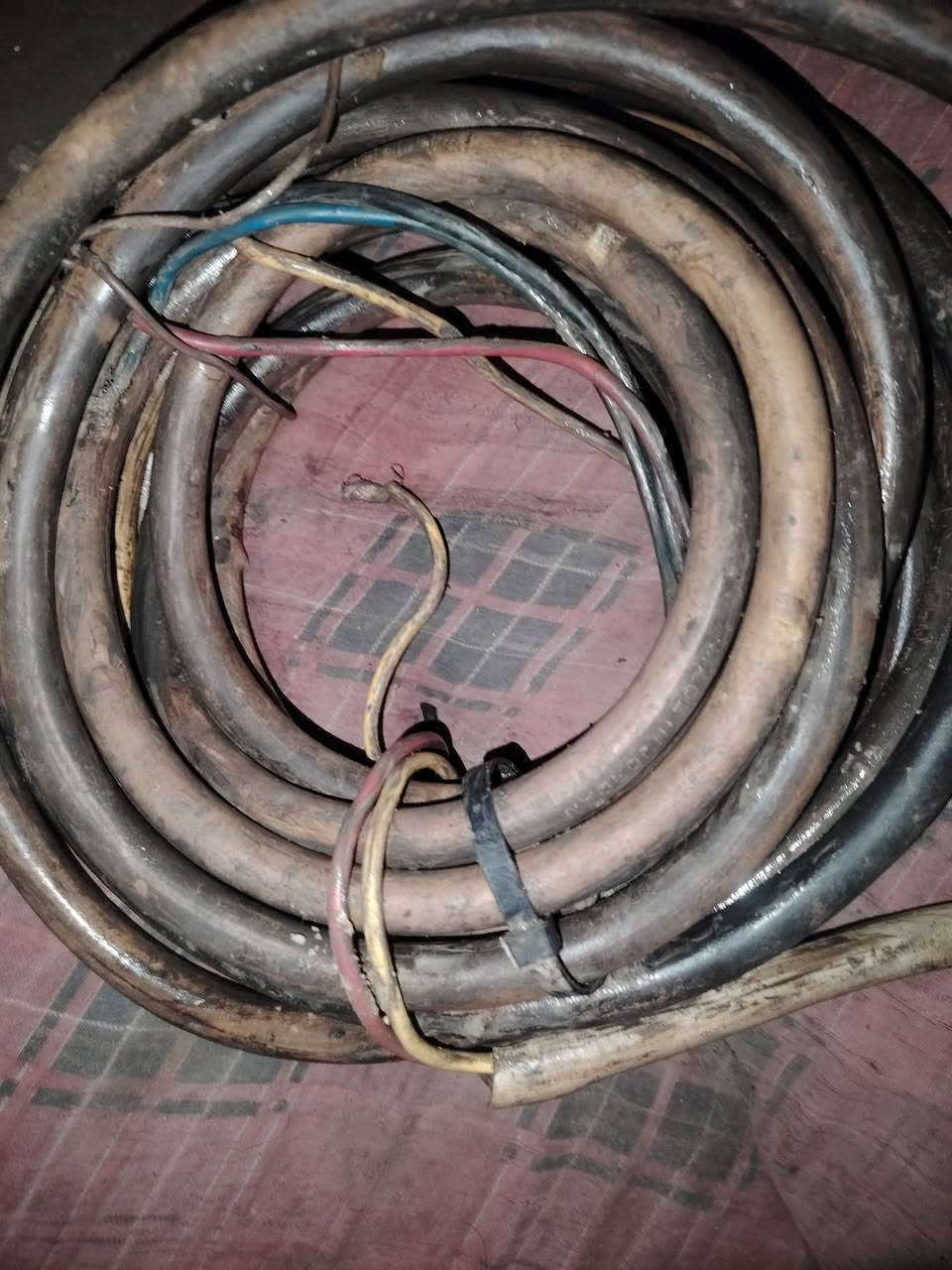 سلام عليكم كيبل اربع خطوط ١٣ متر ونص تقريبن قيم بل يرضا لله   *********** اتصل مايكون خاطرك اله طيب
