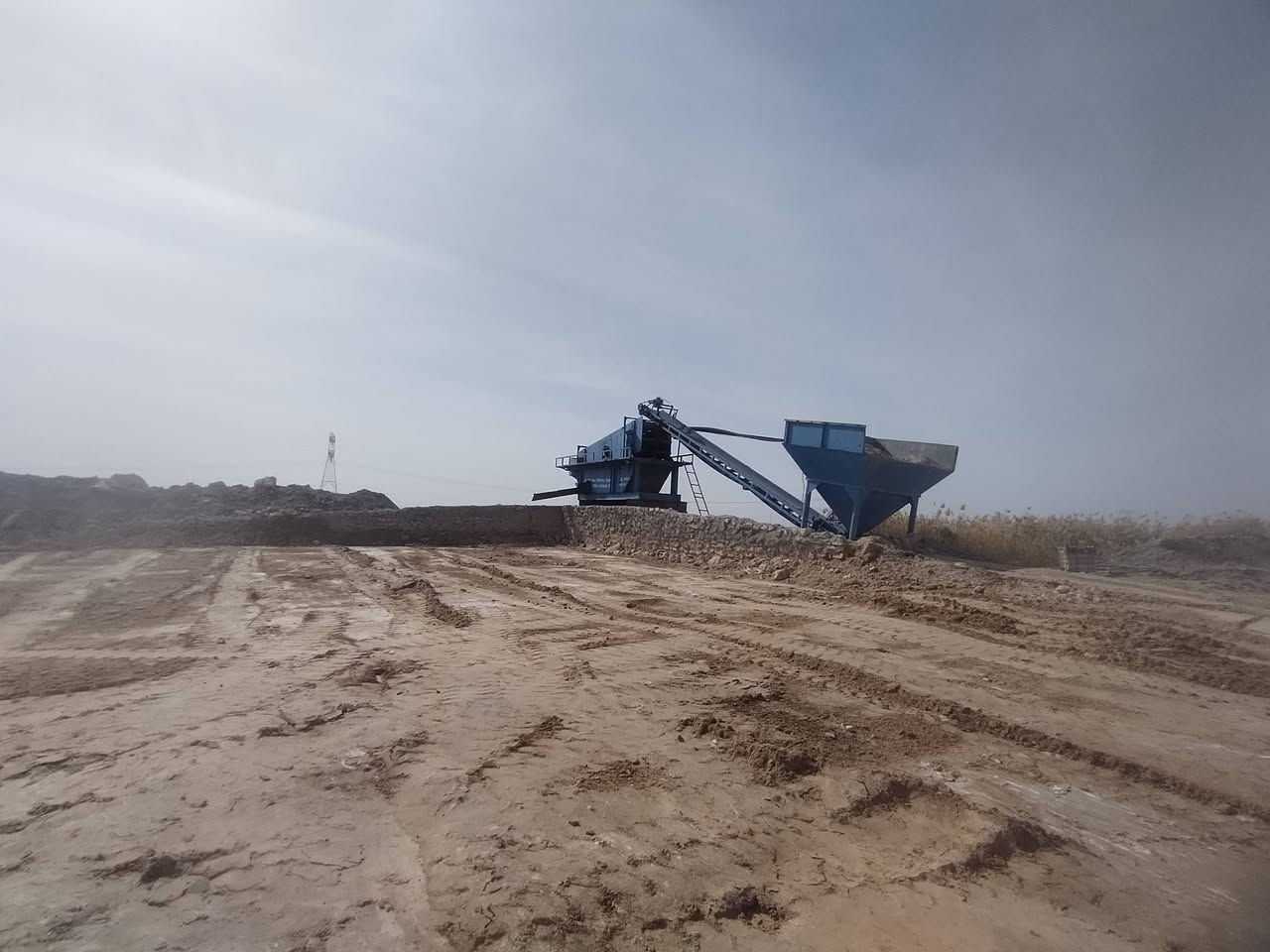 السلام عليكم معمل رمل 5 غربيل  للبيع جاهز مع كرفانات و محوله
العنوان: السماوه_ تقاطع الرواوشه_ قرب ال ميجد
الاستفسار : ***********
