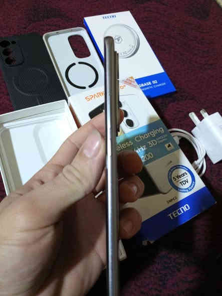 تكنو سبارك 40 برو بلص للبيع 

شاشة اموليد 144 هيرتز 

بطاريه عملاقه 5200 MA 

معالج الافضل من صنفه مدياتيك Halio G200 

كاميرات قوية وبمسشعر سوني تنطيك عزل ودقه ووضوح + فول ذكاء اصطناعي 

الشحن 45W  ويدعم الشحن الاسلكي 25 W والشحن العكسي الاسلكي بقدرة 5W 

ملحقات كاملة باكيت وشاحنه وشاحنته الماكسيف الاصليه 
الجهاز فول نضافه بعده بلزكة الشركة للبيع وللمراوس 

***********
