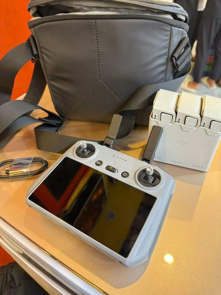 شلونكم شباب درون البيع مني 4 مبدل بيه ذراع وعدسة فقط طياره فول تصوير ودقة متوازي داريد ابيعة مكاني بغداد سعره قفل 900 الف ماعندي توصيل  غراضة كاملة جنطة اصلية وكارتونه  ***********
