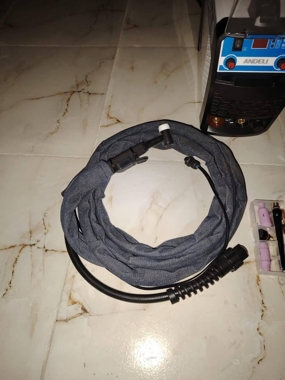 مكينه لحيم تيك +ولدن تلحم جميع المعادن جديد غير مستخدم السعر 250 المكان ديوانية لايوجد توصيل ***********
