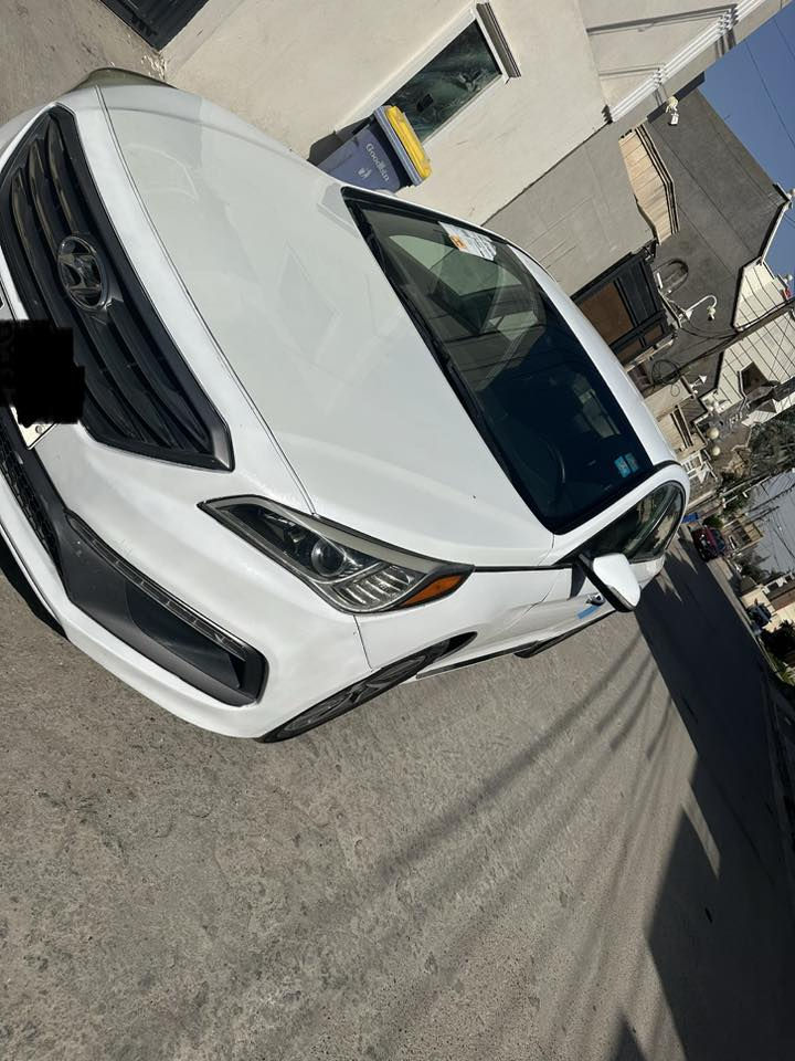 السلام عليكم حبايب سوناتا موديل ١٧ امريكي بغداد باسمي تحويل  سوناربيه الصبغ بنيد نفسه لان مكشر وجنطه مبدله وبيه شواصي خلفيه البجم كبس وبيه شويه كارت لان صار بيه تكشير كله مذكور بالسونار والمكينه مبدلين كازكيت فقط 
مواصفاتها جلد كرسي كهرباء دبل صالصنه 
لونه ابيض صدفي صدر جديد وتخم تاير وتبريد كله شغال 
السياره مابيه اي نقص 
مكاني بالسيديه 
ماشيه ٩٦ ميل
والسعر ١١٧٠٠ وبيه مجال قليل 
ورقمي بي واتساب 
*********** ابو معتز
