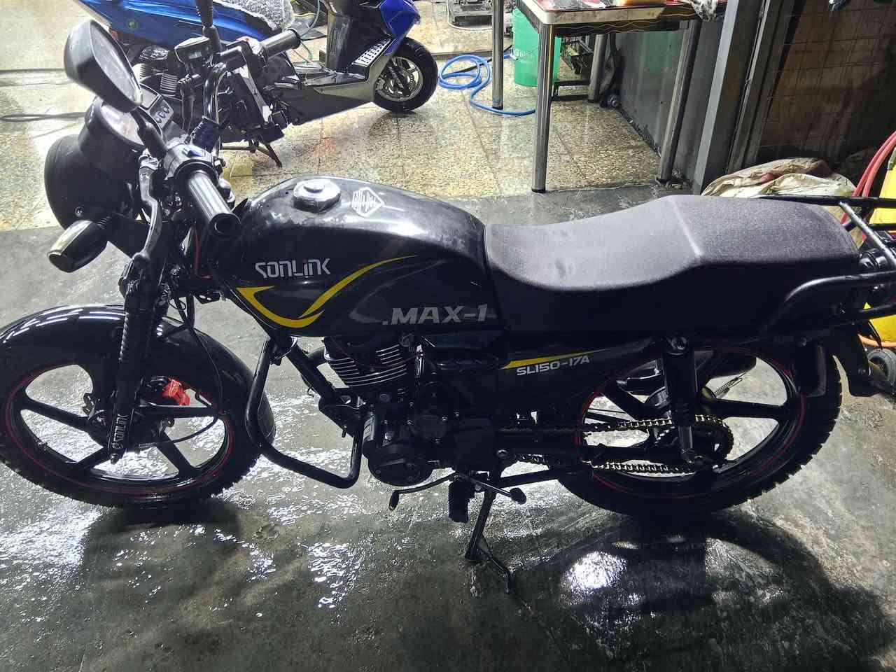 دراجة سونلك موديل 24 ممفتوحة سويت حادث وردت ابيعه سعرهة 500الف
مكان بغداد غزالية ***********
