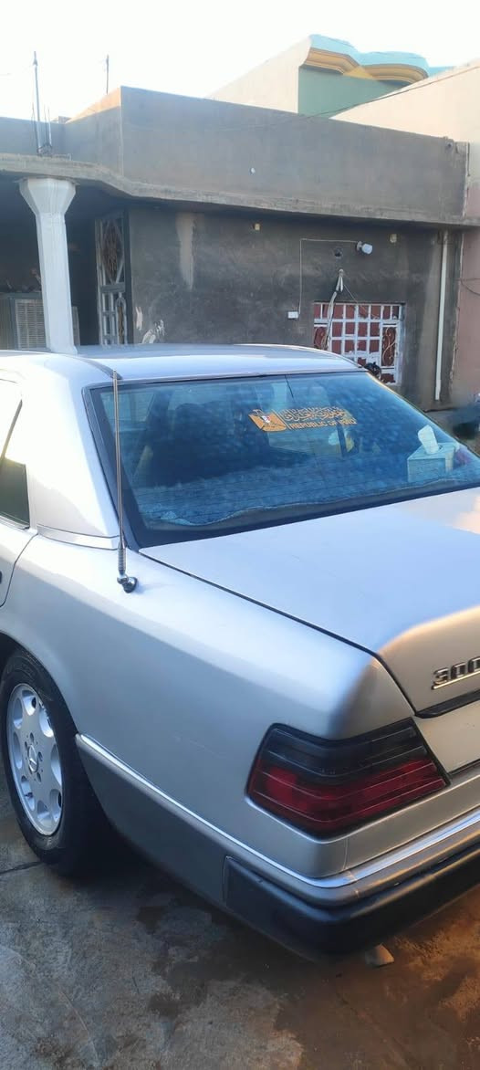 اخوان مارسدس جديدة مثل ما واضح بل صورة موديل 89 محدث 91 السيارة رقم سليمانية بسمي  مال جناي كلش نضيفة /
 مواصفات  محرك بطة ثنين ونص 
قواعد بلادي 
بدون اي خياس 
قطرة معجون مابيه 
جام كهربائي 
سنتر لك 
تبريد شغال 
السيارة جاهزة دينار ماتصرف عليه 
باركورد بانزين بيه 
مابيه ولا دينار غرامات 
قبل سبوع مسوي هزة وبراد 
السيارة موجودة اب جلولاء 
سعر السيارة 60 وبيه مجال 
مبايل ***********
