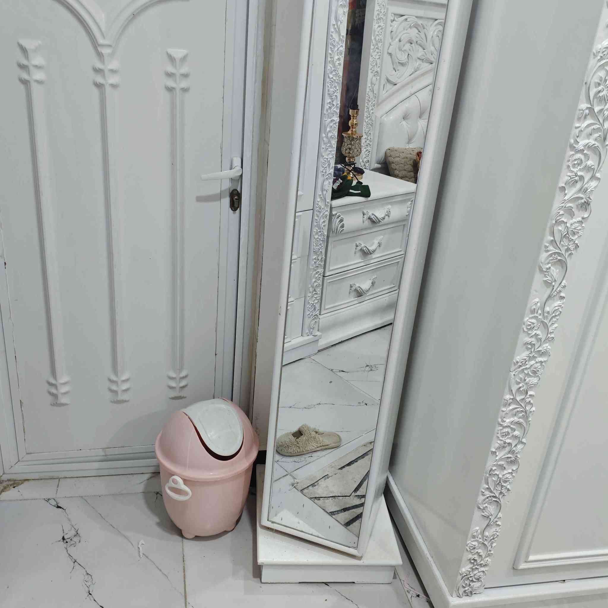 غرفة نوم ملكية (كويتي) بحالة الوكالة للبيع 💎
لعشاق النظافة والأناقة، متوفرة غرفة نوم صاج كويتي بتصميم كلاسيكي راقي ولون أبيض ملكي. الغرفة بحالة ممتازة جداً ونظافة (100%) كما موضح بالصور.
تفاصيل ومواصفات الغرفة:
العنوان العشار الداكير المزلق البحري 
🔹 النوع: كويتي أصلي.
🔹 الكنتور: 6 باب (قياس 3 أمتار).
🔹 السرير: قياس ملكي (3 أمتار).
🔹 ميز المراية: تصميم فخم بلمسات فنية (قياس 2 متر).
🔹 الملحق: قياس 1 متر.
🔹 الإضافات: زاوية مراية عمودية + 2 كومدي (جرارات).
🔹 اللون: أبيض ناصع.
🔹 الحالة: نظافة 100/100 (جديدة تماماً وغير مستهلكة).
💰 السعر: مليون و500 ألف (وبي مجال بسيط للشراي المباشر).
📞 للحجز والاستفسار: *********** البصرة, العراق
