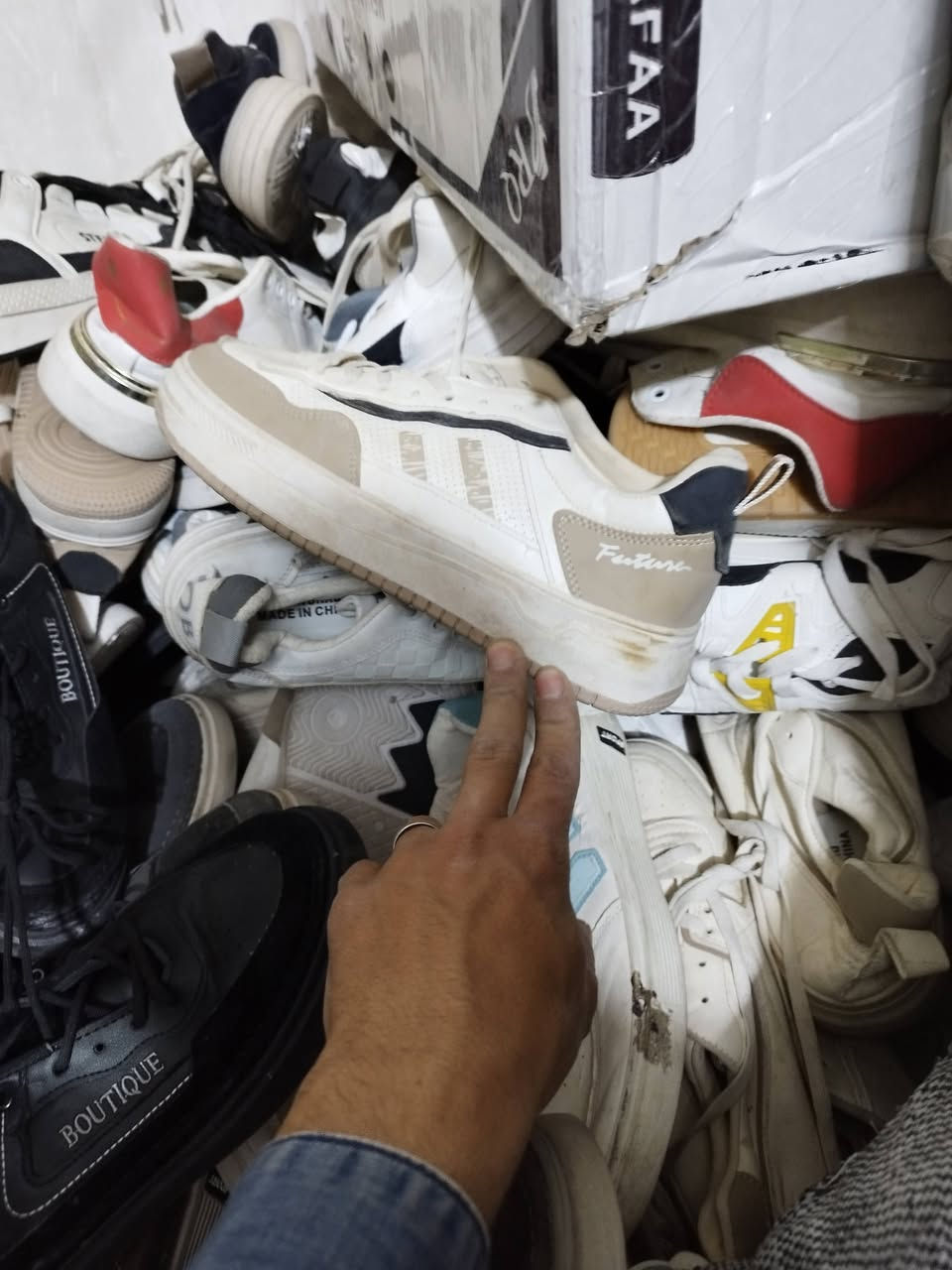 شروه احذيه رجالي من 40الا 45سعر القطعه الف دينار مكان البضاعه ناصريه توصيل ماعندي بيع ابكانه البضاعه *********** العدد 1500قطعه
