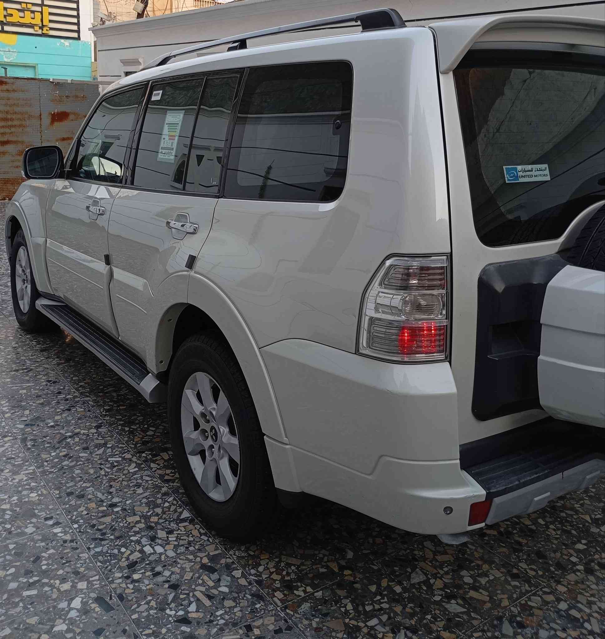 السلام عليكم باجيرو 2010 حبتور فول مواصفات 1/1 ماشيه 97 الف حقيقي ع فحص كفاله من الضربه والصبغ والتبديل جديده وجاهزه بوضع الشركة مواصفات فتحه سقف كراسي جلد و كهرباء دمام خلفي 7 راكب 3 قطع تبريد محرك 3500 المرغوب زراك لايت فور ويل مري شفط و اشاير لد نهاري  كامره دواره تحكمات داخل بيجي و صاج 12 سماعة رقم بغداد دولي المكان بغداد السعررررررر..137الهاتف ...***********...
