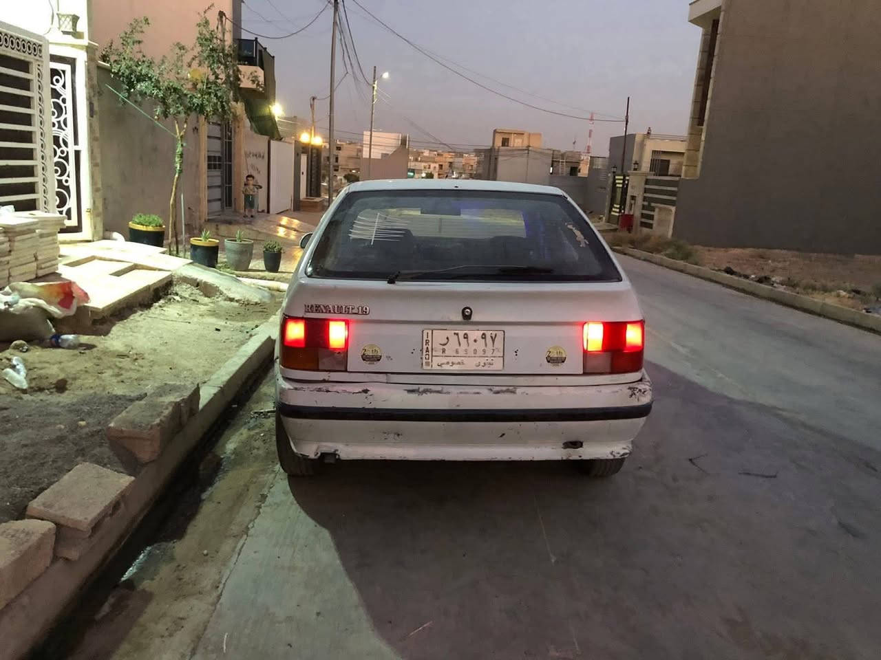 السلام عليكم رينو 19للبيع موديل 1991السيارة كدام العين مكينة شرط لا صرف ولا نفخ الكير مال كصة جديد سيارة بسمي سنوية 2030 كابون بانزين بيها السيارة مستعجل على بيعتها حيل سعرها 19 وبيها مجال شراي اتصل *********** او *********** او ***********
