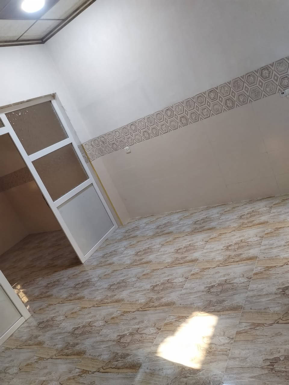دار للايجار 🏠🏠
في حاوي الجوسق
مساحة 100 متر 
طابق واحد 👉 👉 👉 👉 👉 
يتكون من غرفة نوم وهول واستقبال وصحيات ومطبخ وبيتونة وسطح 
السعر 250 الف
الموقع قرب جامع عروه الوثقة

للاستفسار اكثر  الاتصال على الرقم التالي 
***********
