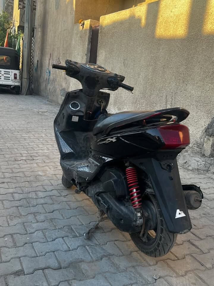 السلام عليكم سكنس فحل للبيع الدراجه خير من الله الدراجه حلوه مزوده مكينه ٥٨وبيها كلج رياضي مكاني بغداد الحريه الرقم /***********
