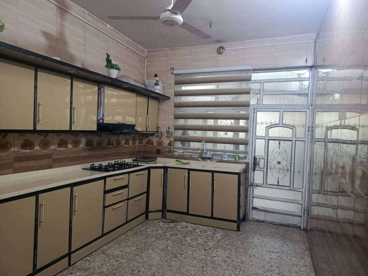 سلام عليكم بيت للبيع لمساحه 200 متر  طابو زراعي سند 25 نادر ثالثه يبعد عن شارع لخدمي 200 متر لبيت بناء حديث عدد لغرف 2 + صاله +استقبال + مطبخ + مجمع صيحات 3   لصطح مطبك فرشي + ستاره كامله لبيت ما عايز شي كامل  عنوان لبيت نادر ثالثه  للاستفسار اكثر تصل علا رقم ***********
