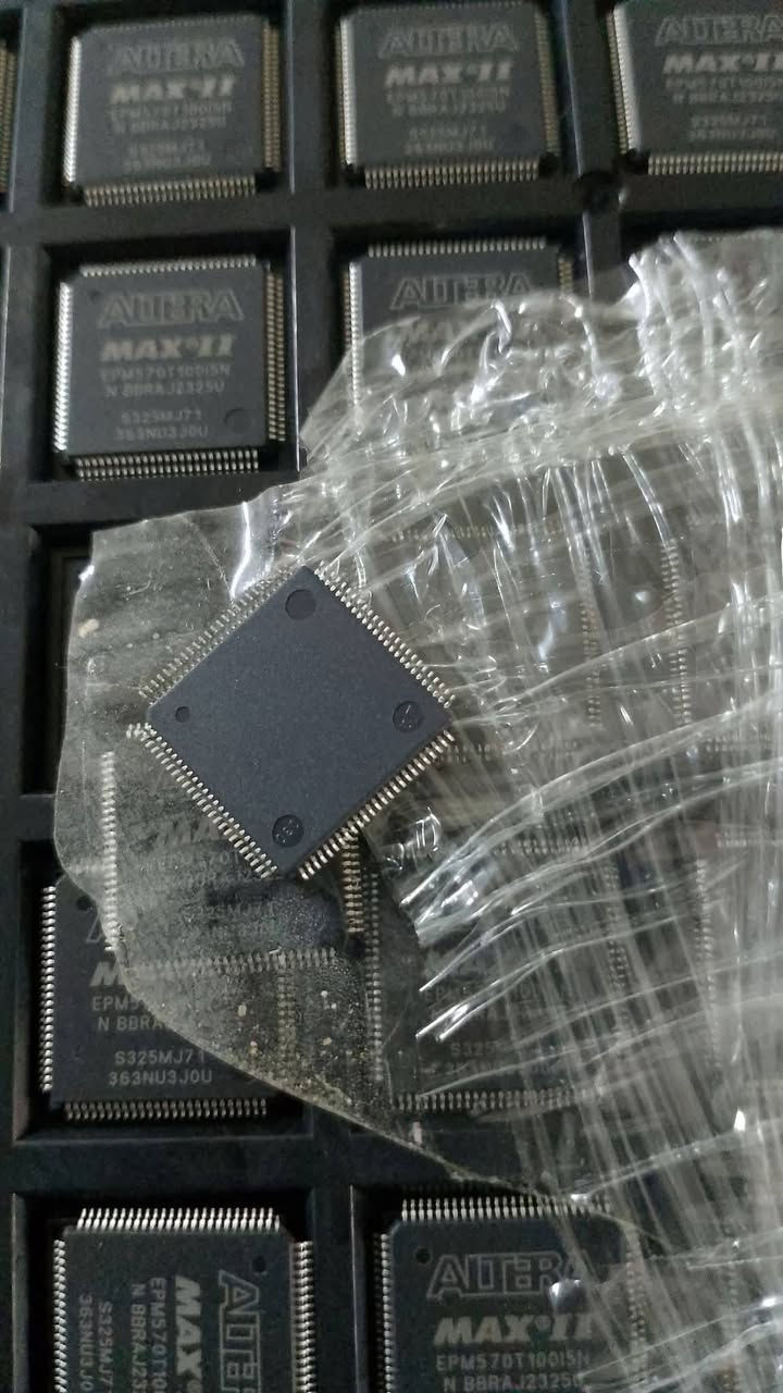 متوفر 350 قطعة كله جديد 
المعالج المنطقي الذكي Altera MAX II متوفر الآن!
هل تبحث عن الكفاءة والسرعة العالية لمشروعك الإلكتروني القادم؟ إليك رقاقة Altera MAX II (الطراز EPM570T100I5N)، الحل المثالي والمنخفض التكلفة للتحكم المنطقي المتقدم وتوسعة المنافذ.💡 أهم الميزات:هندسة مرنة: تحتوي على 570 عنصرًا منطقيًا (Logic Elements) لمعالجة البيانات بسرعة فائقة.استهلاك طاقة منخفض للغاية: مثالية للأجهزة المحمولة والأنظمة المدمجة.ذاكرة فلاش داخلية: ميزة التشغيل الفوري (Instant-on) وحفظ البيانات دون الحاجة لذاكرة خارجية.💻
 الأنظمة والأجهزة المتوافقة 〽️ (Compatibility):تتوافق هذه الرقاقة وتعمل بشكل ممتاز مع مجموعة واسعة من أدوات التطوير والأنظمة الإلكترونية، ومنها:
1- برامج التصميم والبرمجة:برنامج Intel / Altera Quartus II (للتصميم والبرمجة والمحاكاة المنطقية).
2- بيئات التطوير التي تدعم لغات الوصف العتادي مثل VHDL و Verilog HDL.
3- أجهزة ومبرمجات البرمجة المباشرة (ISP):
4- مبرمج USB Blaster (من Altera/Intel) لرفع الأكواد البرمجية عبر نظام JTAG.التوافق العتادي وبدائل اللوحات:
5- لوحات التطوير والتقييم MAX II Development Boards / Kits.تتوافق ميكانيكيًا في التصميم (نفس توزيع الأطراف وحزمة TQFP-100) كبديل مباشر لبعض الطرازات مثل EPM570T100C5N و EPM570T100A5N
 (مع ضرورة مراجعة الجهد الكهربائي للمشروع).
التطبيقات والأجهزة الطرفية المتوافقة:
أنظمة التحكم الصناعي والميكاترونكس.
أجهزة التوجيه المدمجة وأنظمة اتصالات البيانات (تحويل البروتوكولات وجسور النواقل Bus Bridging).
لوحات التحكم في شاشات العرض وأجهزة القياس.


**إذا كنت صاحب هذا الإعلان وتريد حذفه لأي سبب، رجاءا أرسل رسالة إلى الدعم الفني**