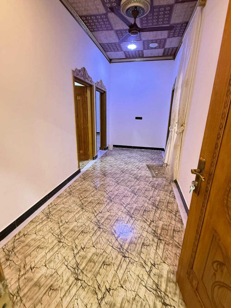 ا#يالله سلام عليكم واسعد الله اوقاتكم
 ***********

دار سكن قاطين للبيع بناء 2025 
مو بيت عباره عن فيلا ماشاء الله 
يتكون من 6 غرف منام وديوان 

جنس العقار طابو ملك صرف زراعي بسم عراقي اصولي سند ٢٥

#المساحه الكليه 600متر 

يحتوي القاط الاول على غرف منام 2 كل غرفه بيها حمام 
و ديوان كبير
و مطبخ 
او مناور
و صاله و وصحيات داخلي وخارجي 
وگراج سياره يسع 5
اما القاط الثاني يحتوي على غرف منام 4 اثنين منهن بيهن حمامات 
بلاضافه الى صاله وصحيات 
وحديقه🌳 كبيره مساحه الحديقه 100 متر☘️🌳

العنوان بصره أبي الخصيب طريق الصحراء قريب  على سايدين داخل 
موقع راقي 😎 

جميع الخدمات متوفره ماء كهرباء شارع تبليط 10 متر 
شغل البيت كله درجة أولى
مع مولدي اكبيره ومبيريه

السعر 295مليون  و بي مجال للشراي
للاستفسار تصل ***********
