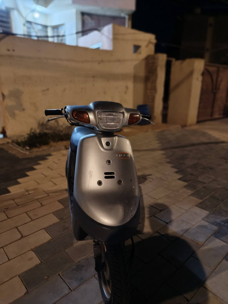 السلام عليكم
بطه موديل 2003 بلاد دراجه طلعناهه عله ايدنيه حاويه صار تقريب سنه شاصي مكفول دراجه شلعه ومعدل 60 نكره سلف كهربائيات شغاله دبل سكليتر الدراجه نضيفه مكاني كربلاء حي العباس 
رقم ***********
