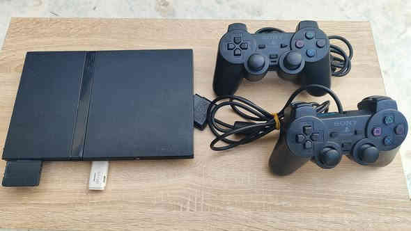 للبيع بلي تو نضيف 100% وكامل ملحقاته وبي 40 لعبه وجوستك اثنين ومكان القرص شغال السعر 50 بي مجال بسيط لتواصل ***********3
مكاني كركوك ويوجد توصيل
