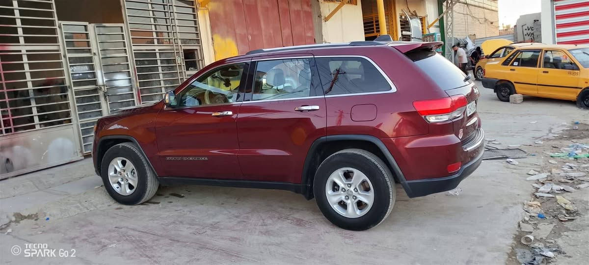 ​🚗 جيب جراند شيروكي للبيع 🚗
الماركة والنوع: جيب جراند شيروكي (Jeep Grand Cherokee)

​اللون: ماروني / عنابي

​الرقم: ألماني جاهز للتحويل والوكالة 

​الموديل: [أدخل سنة الموديل،   [2017]

​المواصفات: 

​المحرك: [: 6 سلندر 3.6L]

​الفئة: [ لاريدو ]

​المواصفات الخارجية: كشافات ضباب، حواف كروم، مرايا جانبية كروم مع إشارات، إضاءة LED نهارية.

​المواصفات الداخلية: [جلد لون عسلي / بصمة / تبريد  // من الأخير داخل جديد ]

​حالة السيارة: ممتازه

​الضرر / الصبغ: [ السيارة مكفولة عدا الباب خلفي السايق والجاملغ الخلفي صبغ فقط بدون دواخل]

​المكانيك والكهربائيات: شغال وبحالة ممتازة، التبريد والأونصات جاهزة.

​المكان: [بابل / اجبله ]

​السعر: [خاص ]

​📞 للتواصل والاستفسار:

​رقم الهاتف: [***********]

​واتساب: [***********]
