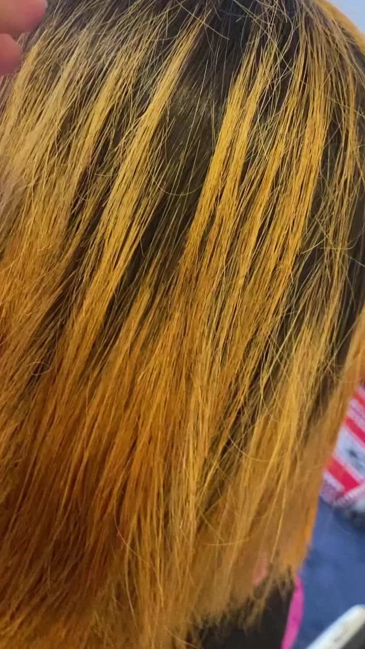 السلام عليكم بنات هذا شغلي تسريح صبغ ميش حفافه بدكير ومنكير كلشي متوفر للحجز حنزل الرقم وراسلوني الحفافه شمع وخيط ٨بس خيط ٥أصباغ الشعر من ١٥ لحد ٢٥ توحيد صبغ وميش ٣٥ تسريح شعر من ٣٠ لحد ٨٠ ألف شعر طويل تاتو عرض بدل ٢٥ ١٥الف  سارعو عروض العيد للحجز والاستفسار ***********
