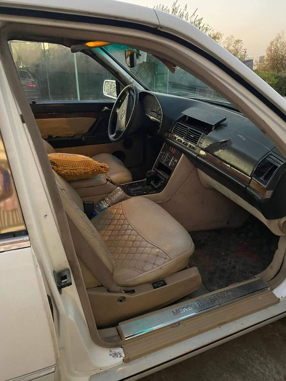 السلام عليكم.
مارسيدس شبح موديل 1994 خراطيم 320محرك وكير بلادي ياباني  مجموعه خلفيه يابانيه كصه تبريد شغال افحص واخذ   ابطانت الباب كولشي يخص الداخل انطيك وياها دشبول جديد شديتلها هم لايتات جدد وباتري110انبير بلادي جديد  رقم الأنبار مثل ما موضح بالصوره هيا باب قصيره بسمي تحويل رقم السياره مو الماني السعر اتصل وتدلل ميكون خاطرك الا طيب 
 مكلف بالنشر ***********

