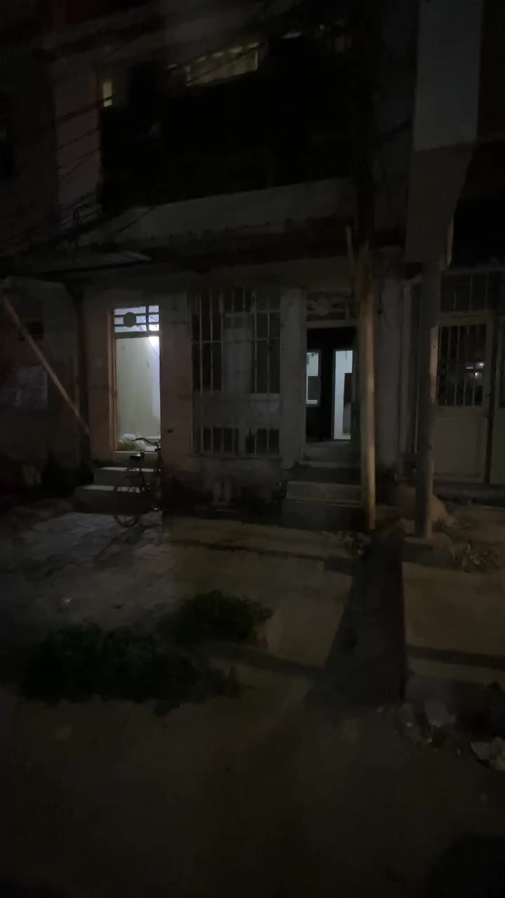 شقة للإيجار في حي العباس الفرع الثالث قرب عدنان الوكيل للاستفسار الاتصال على الرقم ***********
