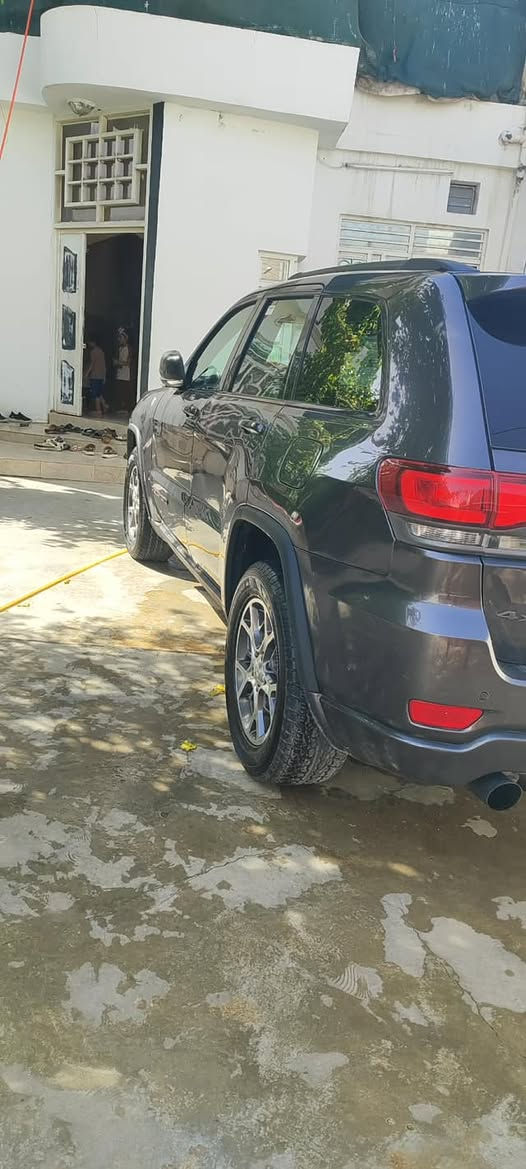 للبيع جيب 2018  فئة (تريل هوك) 
مصبوغ حزام اثر شخوط فقط  بدون حادث
لغود شواصي دواخل كله مكفول
محرك وكير كله مكفول
تبريد ثلج
مقاعد جلد 
داخل اسود 
تحكمات ستيرن
وشاشه وكامره وهواي موصفات ماتنعد
محرك 6 سلندر المرغوب بالجيب
رقم صلاح الدين
سياره كاملة من جميع نواحي بدون اي نقص
تراي من زاخو للفاو

لتواصل والاستفسار 
***********
