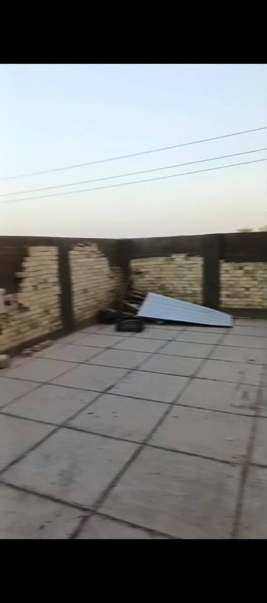بيت للبيع طابو زراعي إقرار محكمه مشمول بالتطويب (( عالتبلط مباشره )) 
مساحته مئه متر + هيكل بصفه مئه متر سعر البيت (( ٤٢ )) مليون بي مجال والهيكل فقط غرفه سعره (( ٢٠ )) مليون بي مجال // البيت موقعه كوفه طريق متنزه جنات الكوفه وتطلع كبل // البيت بناء طابوق بناء، درجه أولى صب الأساس والسقف صب  كونكريت يتكون من غرفه واستقبال وصاله وصحيات ومطبخ السطح مطبك وكامل ((مكلف بالنشر)) للاستفسار الاتصال على الرقم (( ***********  ))   صاحب الدار
