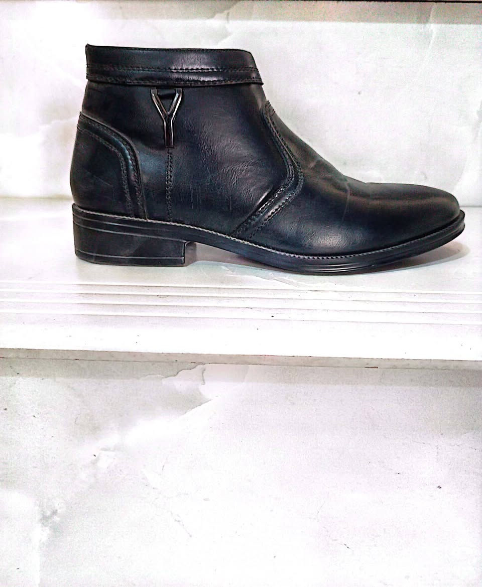 السلام عليكم بوتات قياسات 40و41 سعره القطعه 7الالف المكان  حله شارع 100 موبايل***********
