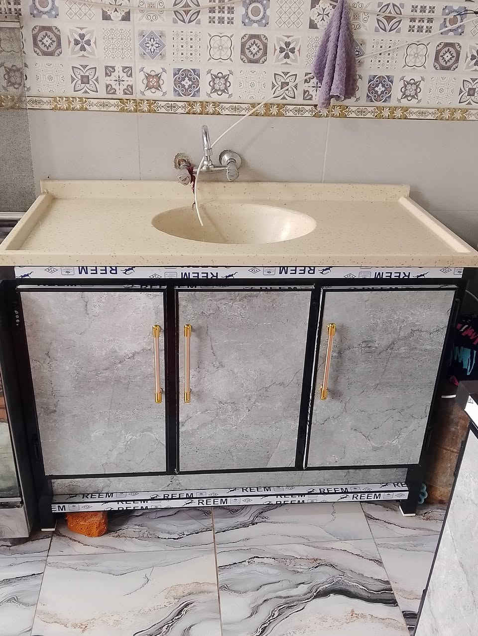 السلام عليكم كاونتر 3 امتار لل بيع تزكام السنك مرمر متر ونص السعر 700 وبيه مجال***********
