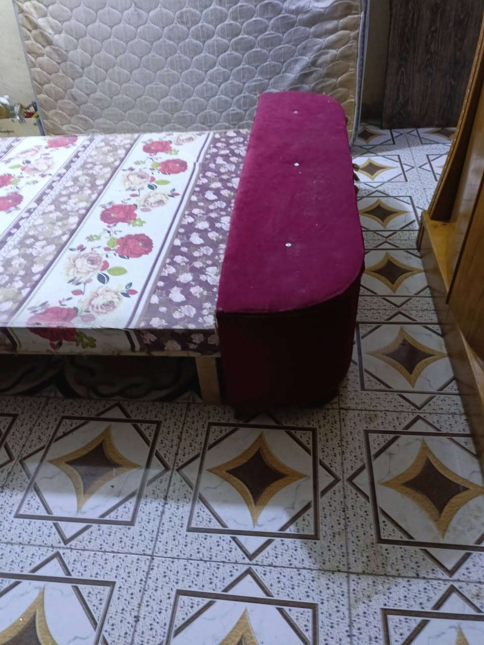 غرفه مستعمله 6 ابواب  تزكام صاج  داخل وخارج مسرح مكان قضاء القاسم ع لرقم ***********
