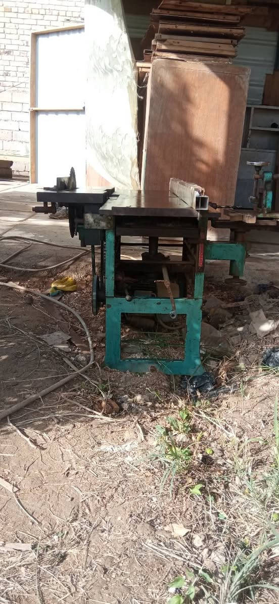 ماكنه نجاره للبيع اربع عمليات سنكل فيز صيني باب اول السعر 650 وبيه مجال للشراي***********
