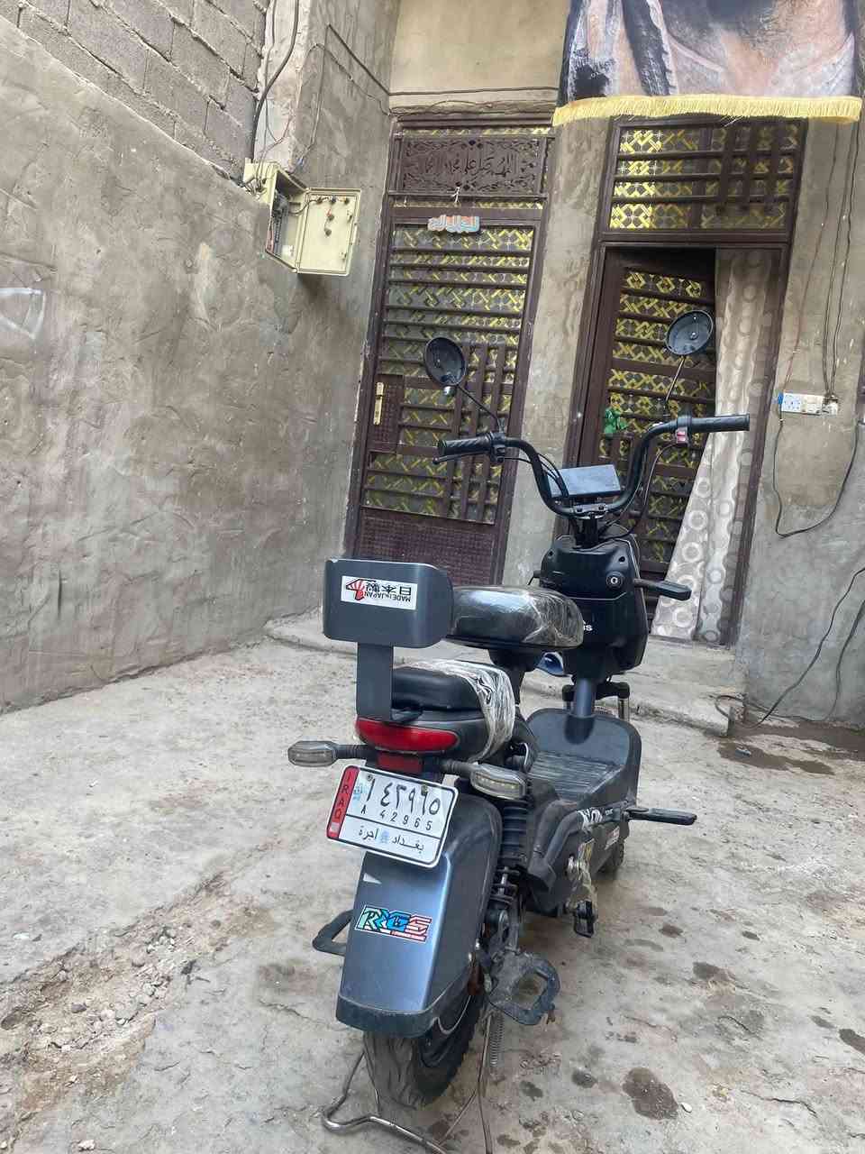 سلام عليكم دراجه شحن شغاله  بس باتريها تعبان مستحق تبديل باتريها يطلع سعره 70 بل كفاح  دراجه اني ماخذها 400 اول ما نزلت وبقت وخرب باتريها  لان اخليها على الشحن يوم كامل وتركتها دراجه سعرها 200 وبيها مجال حك الجيه عنوان بغداد ام الكبر رقم ***********
