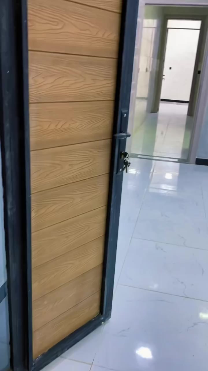 السلام عليكم اخوان

عندي بيت ٦٠ متر للبيع  او للايجار بغداد منطقة الدوانم خلف الري بين شارع بغداد وشارع ابو نزار احسن مكان جيد جدا متكامل الخدمات ماء  فول كهرباء منطقة مسكونه بالكامل 

البناء درجه اولى حيل متعوب عليه كامل من كلشي 

بيت  بناء طابوق 

عدد ٢ غرف نوم + صالة ومطبخ و٢ حمامات وسطح بالاضافة مشتغلة ديكورات من جو لجميع البيت بالاضافة الى صبغ ممتاز اوتو شونتو. بالاضافة الى هدية سخان وماطور وتانكي احسن نوعيات شديتهم وي البيت جدد 

بالنسبة للكهرباء شاد ميزانية يعني امورك بالسليم محد يكطع وايرك. 
الماء كلش ممتاز 

الي يريد تفاصيل اكثر  عندي فديو طويل شارح بي كلشي يراسلني ماسنجر او يتصل  *********** وتساب 

الياخذه بس يجيب غراضة يسكن بنفس اليوم مابي اي نقص

سند طابو زراعي ٢٥

السعر ٧١ مليون فقط   او ايجار ٤٠٠  الف .. اسف عالاطالة
