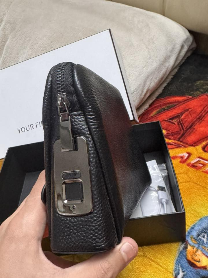 حقيبة بصمه اخذتها من النمور الي بشارع فلسطين بعدها جديدة بدون اي استخدام 
اخذتها ب 50 خلي سعرك واتساب واخذها 
واتساب ***********
