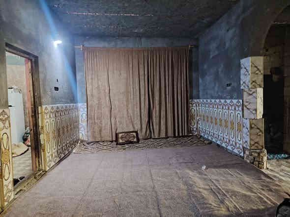 #بيت_للبيع
منطقة ال مجيبل مقابل معارض سيارات السماوة
المساحة /200م
يتكون من غرفتين وصالة وبراني ومطبخ
ويحتوي على مكاتبة فقط
السعر /23 مليون وبي مجال بسيط 
للأستفسار مراسلة الصفحة أو الأتصال على الرقم
***********
