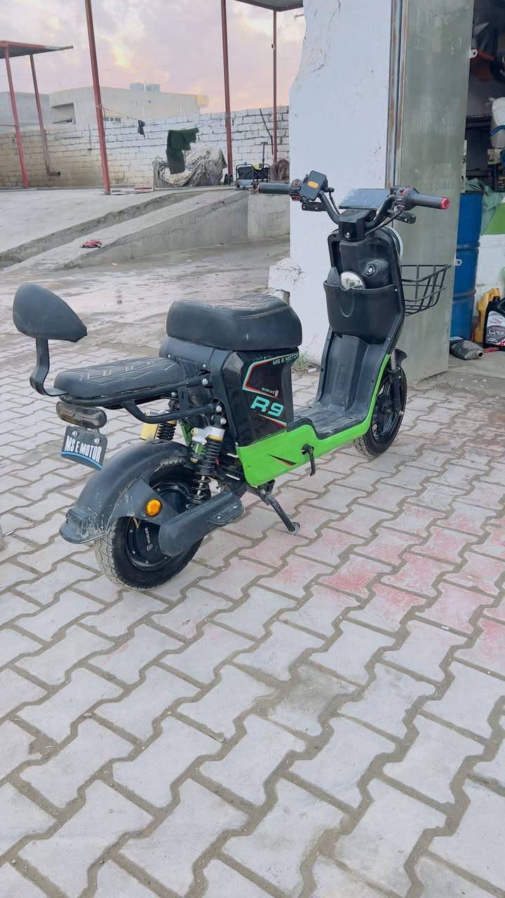 السلام عليكم 
بايسكل شحن للبيع 
R9
موديل 2025
السرعة 109 
اربع تبديلات 
نظام رجوع R
بلاتوث صويج
تشغيل ع بعد بصمه 
بطاريات 5 كبار شرط ع فحص جدد 👉👉 
السعر 370 وبي مجال 
مكاني الشرقاط قرب كراج الشرقاط 
رقم الهاتف ***********
نشاط فول جاهز 🤗
